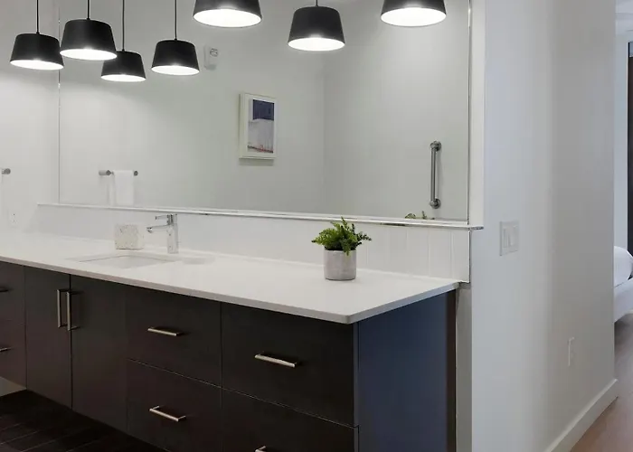 Landing Stylish 2Bd Courtyard Clubhouse Apartment