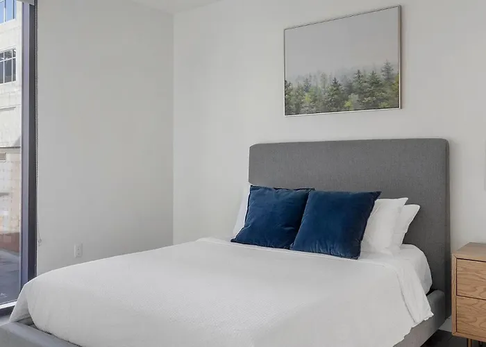 Landing Stylish 2Bd Courtyard Clubhouse Apartment *