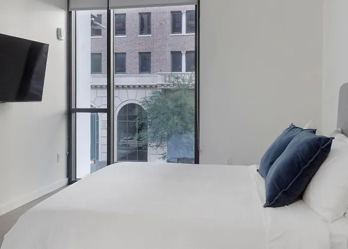 Landing Stylish 2Bd Courtyard Clubhouse Apartment
