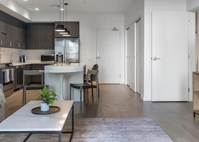 Landing Stylish 2Bd Courtyard Clubhouse Apartment