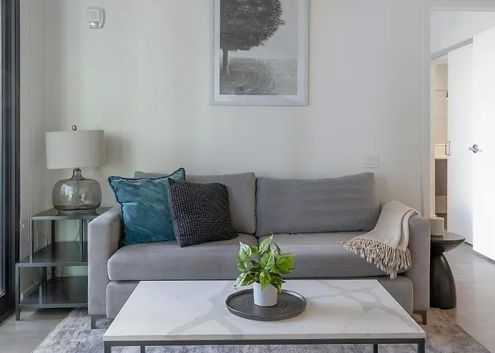 Landing Stylish 2Bd Courtyard Clubhouse Apartment