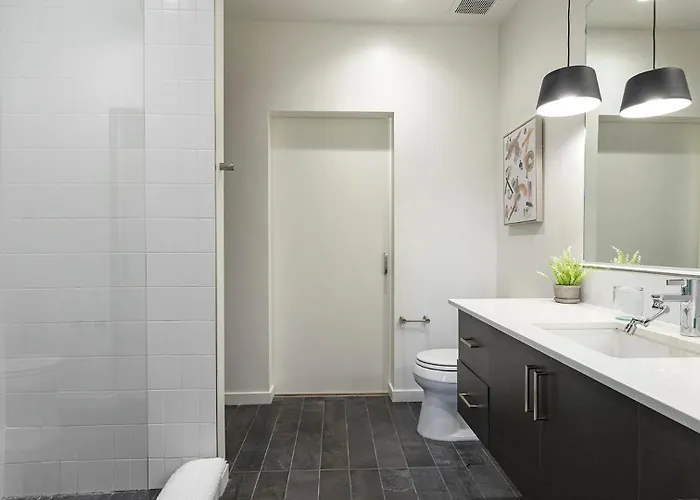 Landing Stylish 2Bd Courtyard Clubhouse Apartment